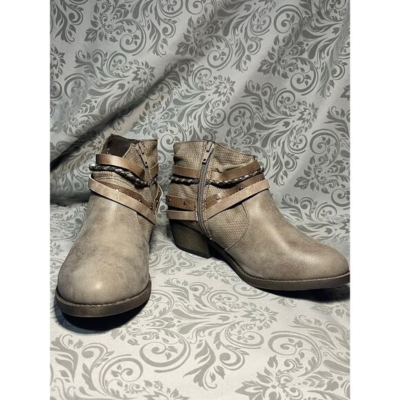 Women’s Size 8 SO Celery Taupe Ankle Booties with Wrap Straps - Picture 2 of 4